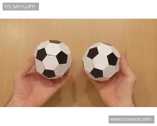 纸艺足球明星制作技巧与创意设计全过程解析